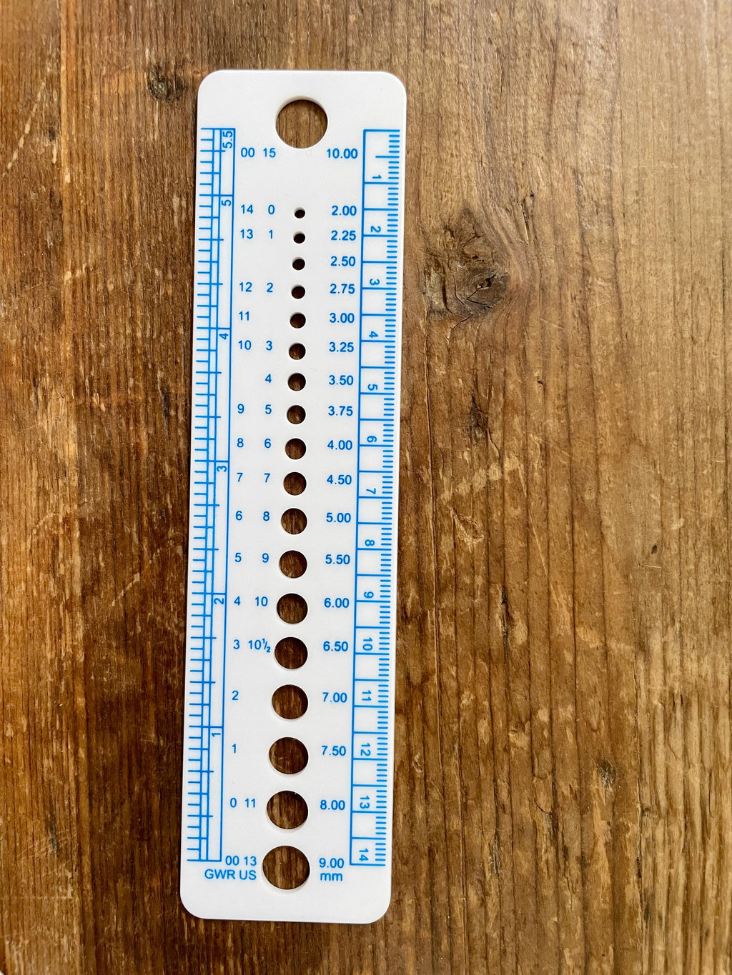 Knitting Needle Gauge and Ruler Needle Measuring Tool